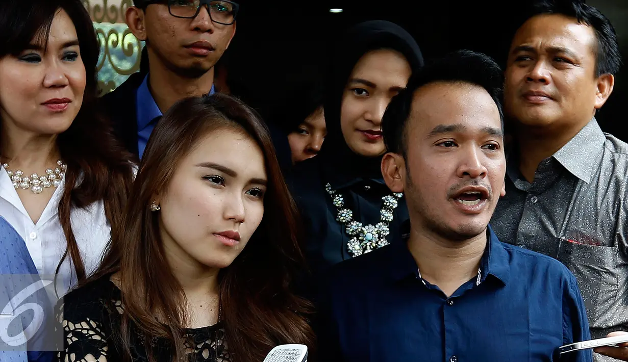 Ruben Onsu dan Ayu Tingting saat memberikan keterangan terkait kasus dugaan penjual bayinya di akun Instagram Jual Bayi Cantik di Mapolda Metro Jaya, Jumat (11/9/2015). (Liputan6.com/Yoppy Renato)