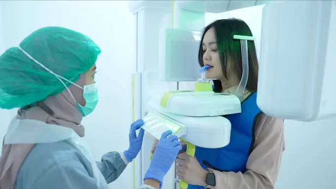 Pasien Sedang Pemeriksaan 3D X-Ray di Rata Clinic Center