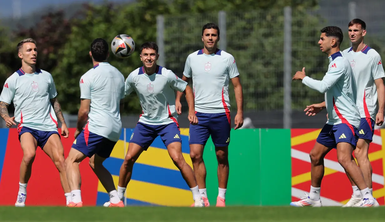 Para pemain Spanyol menghadiri sesi latihan MD-1 menjelang semifinal Euro 2024 di base camp tim di Donaueschingen, Senin (8/7/2024). (LLUIS GENE / AFP)