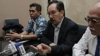 Mantan Ketua KPK Antasari Azhar memberikan keterangan saat konferensi pers usai membuat laporan di Gedung Bareskrim Polri, Jakarta, Selasa (14/2). Antasari Azhar melaporkan dugaan tindak pidana persangkaan palsu ke Bareskrim. (Liputan6.com)