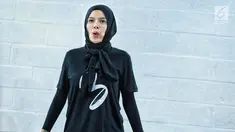 Artis Nikita Mirzani berolahraga zumba di kawasan Kebayoran Baru, Jakarta, Rabu (8/8). Nikita sering mengikuti zumba agar menjaga kebugaran tubuh usai aktifitasnya yang padat. (Liputan6.com/Faizal Fanani)