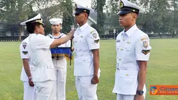 Citizen6, Surabaya: Penutupan pendidikan yang digelar di lapangan Laut Seram, Kesatrian Bumimoro Kobangdikal ini, dipimpin Komandan Kodikdukum Kolonel Laut M. Simbolon. (Pengirim: Kobangdikal).