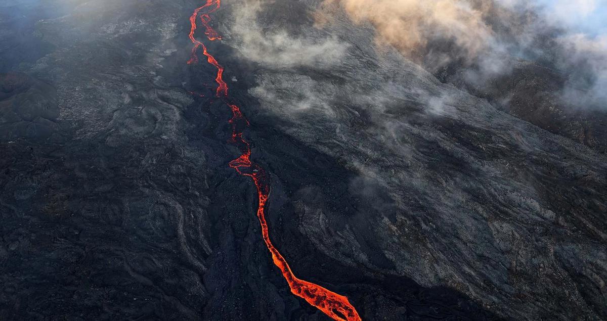 FOTO: Semburan Lava Pijar Warnai Erupsi Piton de la Fournais
