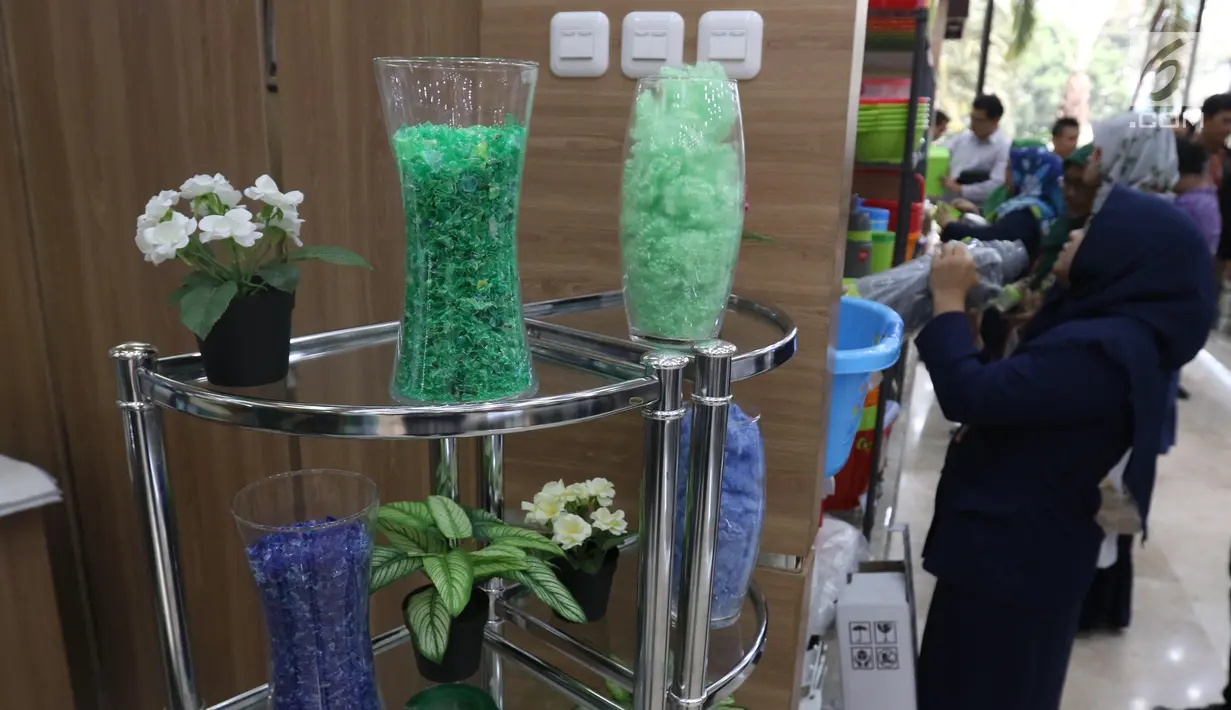 Pengunjung melihat-lihat produk dalam Pameran Industri Plastik dan Karet 2019 di Plaza Pameran Kementerian Perindustrian (Kemenperin), Jakarta, Selasa (9/7/2019). Pameran memajang dan menjual sejumlah produk plastik dan karet yang diproduksi oleh berbagai perusahaan. (Liputan6.com/Angga Yuniar)