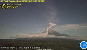 Gunung Semeru di Lumajang, Jatim, kembali erupsi pada Jumat malam (29/5/2026), pukul 19.07 WIB. (Liputan6.com/ Dok PVMBG)