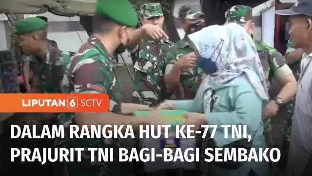 Memperingati Hari Ulang Tahun ke-77 TNI, sejumlah anggota TNI memberikan ribuan paket sembako kepada warga di Silang Monas, Gambir, Jakarta Pusat. Agar bisa mendapat paket sembako, warga pun rela antre panjang.