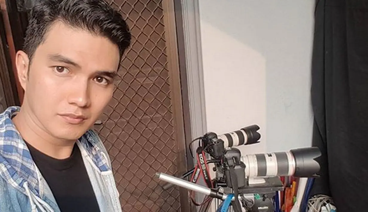 Lagu bertajuk Sayang Jangan Pergi diciptakan Aldi untuk mengungkapkan isi hatinya saat ini setelah digugat cerai Georgia. Diakui Aldi, ia bingung bagaimana mengungkapkan perasaannya saat ini. (Instagram/aditaher.official)