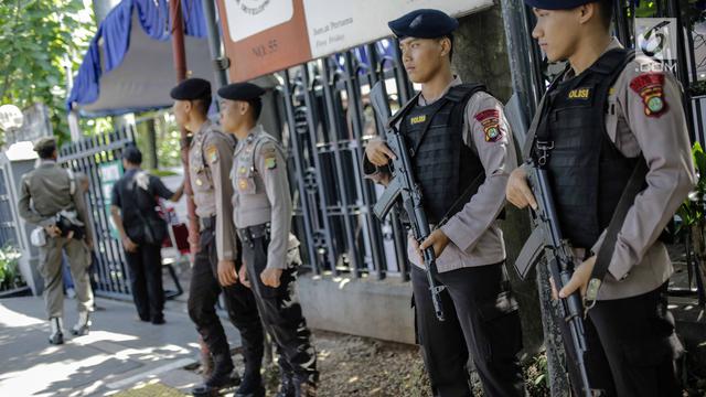 Polisi Bersenjata Lengkap Jaga Jumat Agung di Gereja Katedral Jakarta