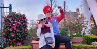 Reino Barack cosplay jadi Mario Bros saat liburan di taman bermain (Sumber: Instagram/princessyahrini)