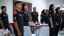 <p>Sejumlah pemain Timnas Voli Indonesia menyanyikan lagu Indonesia saat acara pelepasan untuk SEA Games 2023 Kamboja di Padepokan Voli Jenderal Polisi Kunarto, Sentul, Sabtu (29/04/2023). (Bola.com/Bagaskara Lazuardi)</p>