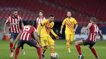 Penyerang Barcelona, Lionel Messi berusaha mengumpan bola saat bertanding melawan Atletico Madrid pada pertandingan lanjutan La Liga Spanyol di stadion Wanda Metropolitano di Madrid, Spanyol, Sabtu (21/11/2020). Atletico menang tipis atas Barcelona 1-0. (AP Photo/Bernat Armangue)