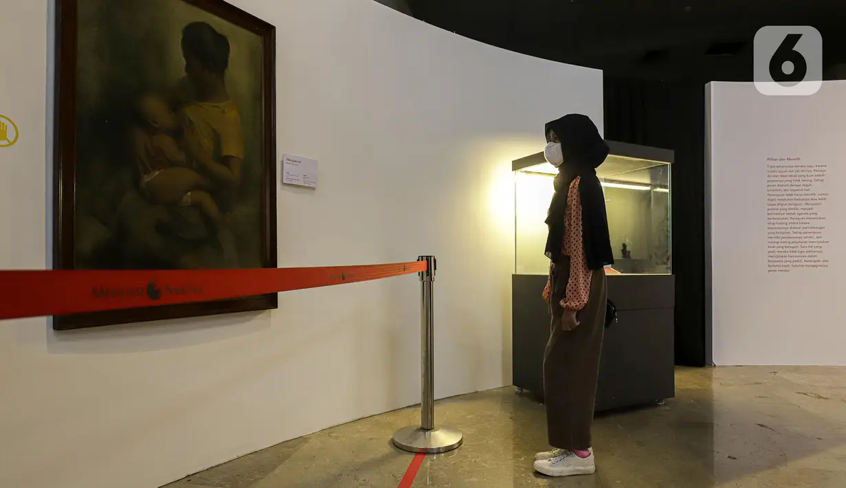 Pengunjung saat melihat pameran The Truth Inside You: Alunan Kisah Tentang Perempuan di Museum Nasional, Jakarta, Sabtu (7/1/2023). Dalam pameran ini menampilkan sejumlah produk budaya masa lampau seperti artefak-artefak yang menjadi jejak nyata kontribusi perempuan untuk turut membangun peradaban masyarakat Tanah Air. (Liputan6.com/Faizal Fanani)