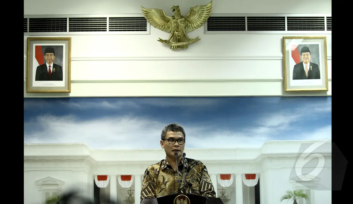 Plt KPK, Johan Budi saat memberikan keterangan kepada wartawan di Istana, Jakarta, Senin (16/3/2015). Presiden  Joko Widodo meminta pimpinan KPK untuk datang membicarakan perkembangan pencegahan korupsi. (Liputan6.com/Faizal Fanani)