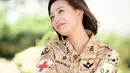 Namun penampilannya tak selalu hadirkan kesan gagah, Kim Ji Won juga tampak manis dengan wajah flawlessnya. [Foto: Instagram/ geewonii]