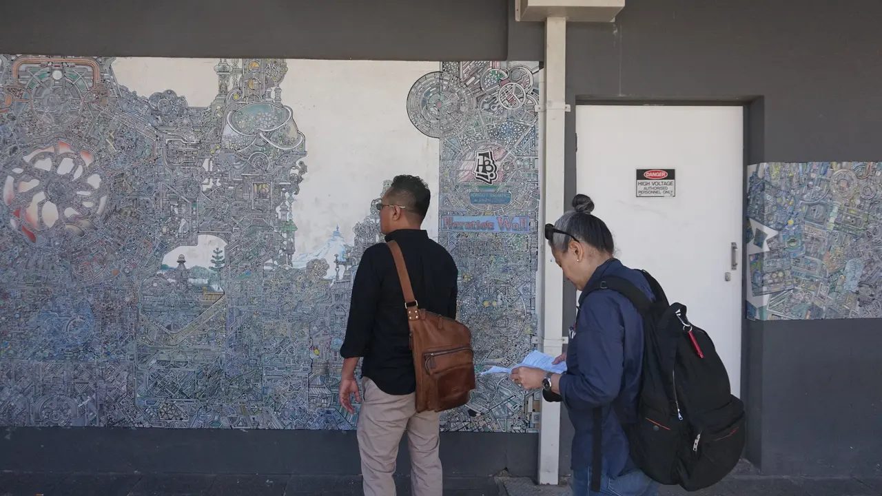 Turis sedang mengamati lukisan Horatio's Wall di kawasan Fremantle, Australia Barat (Liputan6.com/Happy Ferdian)