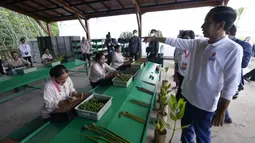 Presiden Indonesia Joko Widodo berbicara saat pekerja menanam bibit mangrove dalam rangkaian agenda pertemuan KTT G20 di Hutan Mangrove Taman Hutan Raya Ngurah Rai, Denpasar, Bali, Indonesia, Rabu (16/11/2022). Agenda di Taman Hutan Raya Mangrove Ngurah Rai Bali merupakan bagian dari tema yang dipilih Presiden Joko Widodo dalam pelaksanaan KTT soal menangani krisis iklim. (AP Photo/Alex Brandon via Pool)