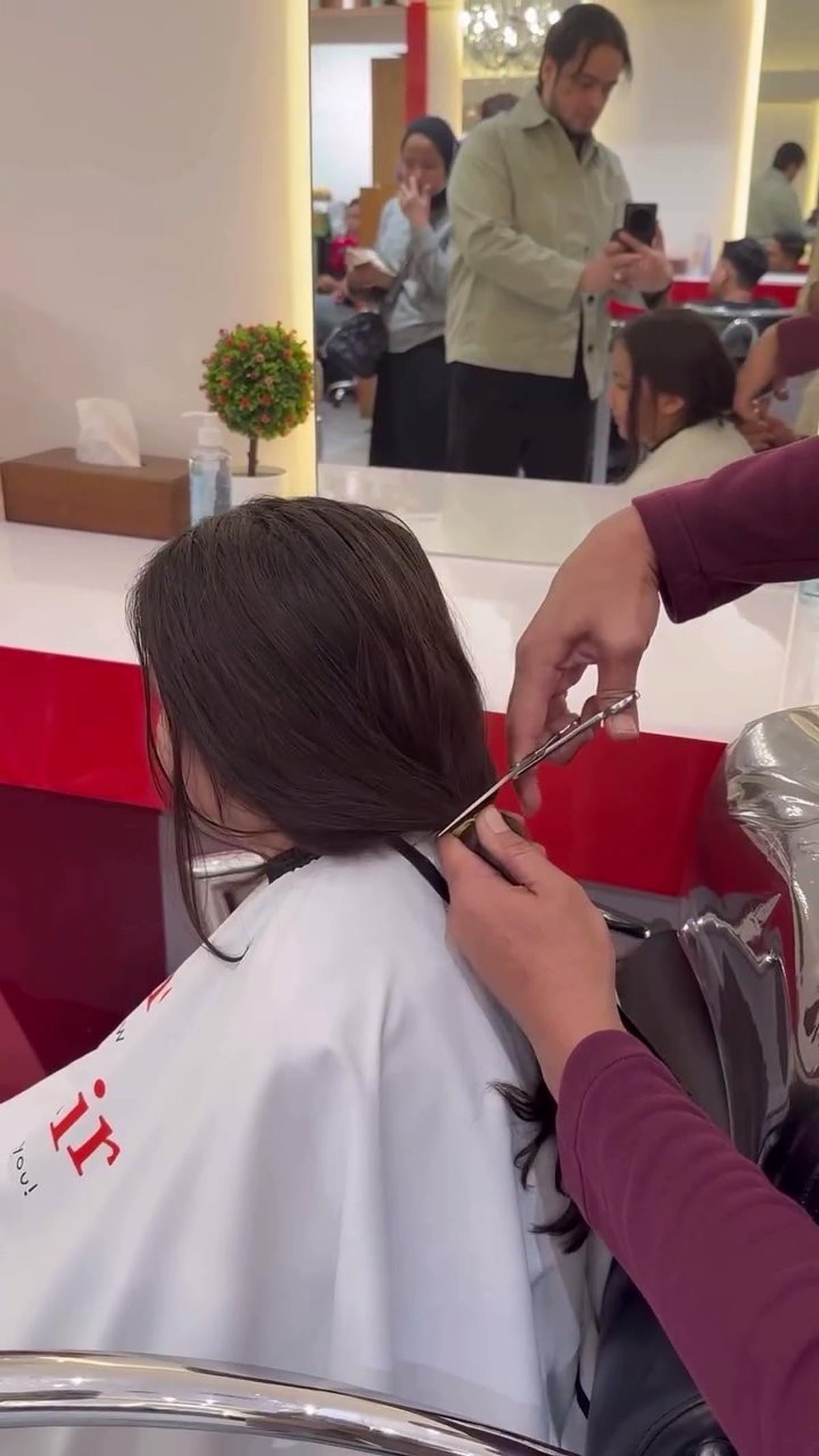 Sering Dikira Anak Perempuan, 7 Potret Malik Anak Sulung Tasyi Athasyia Potong Rambut Panjangnya