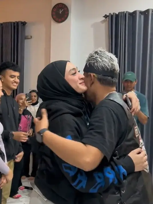 "Happy birthday, sayang. Semoga tahun ini menjadi tahun yang lebih baik," kata Sule membacakan surat ucapan selamat dari Santyka Fauziah.  [TikTok/pkmanagement]