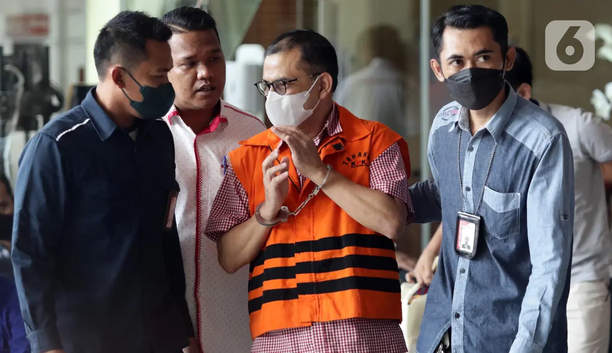 Walikota Cimahi periode 2017-2022, Ajay Muhammad Priatna (rompi oranye) dibawa petugas menuju ruang rilis penahanan di Gedung KPK, Jakarta, Kamis (18/8/2022). Ajay M Priatna telah dua kali menjadi tersangka kasus korupsi. Pertama pada 2020 silam, Ajay menjadi tersangka kasus dugaan korupsi izin proyek Rumah Sakit Kasih Bunda. Kali ini, Ajay tersangkut dugaan suap kasus dugaan gratifikasi di lingkungan Pemkot Cimahi. (Liputan6.com/Helmi Fithriansyah)