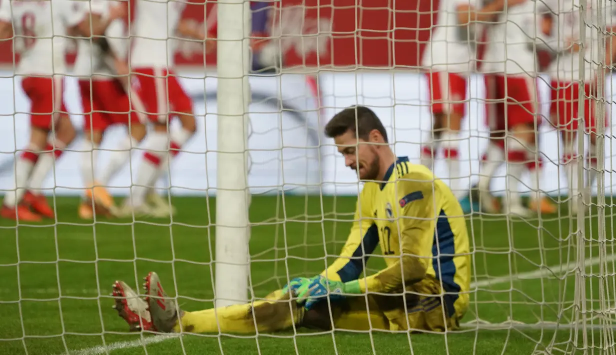 Kiper Bosnia-Herzegovina Ibrahim Sehic tertunduk lesu usai gawangnya di bobol penyerang Polandia, Robert Lewandowski  selama pertandingan UEFA Nations League di Wroclaw, Polandia, Rabu (14/10/2020). Polandia menang 3-0 atas Bosnia dan Herzegovina. (AFP Photo/Janek Skarzynski)
