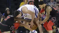 Center Golden State Warriors, Zaza Pachulia (tengah), berebut bola dengan duo Chicago Bulls, Justin Holiday (kiri) dan Denzel Valentine, di Oracle Arena, Jumat (24/11/2017) atau Sabtu (25/11/2017) WIB. (AP Photo/Jeff Chiu)