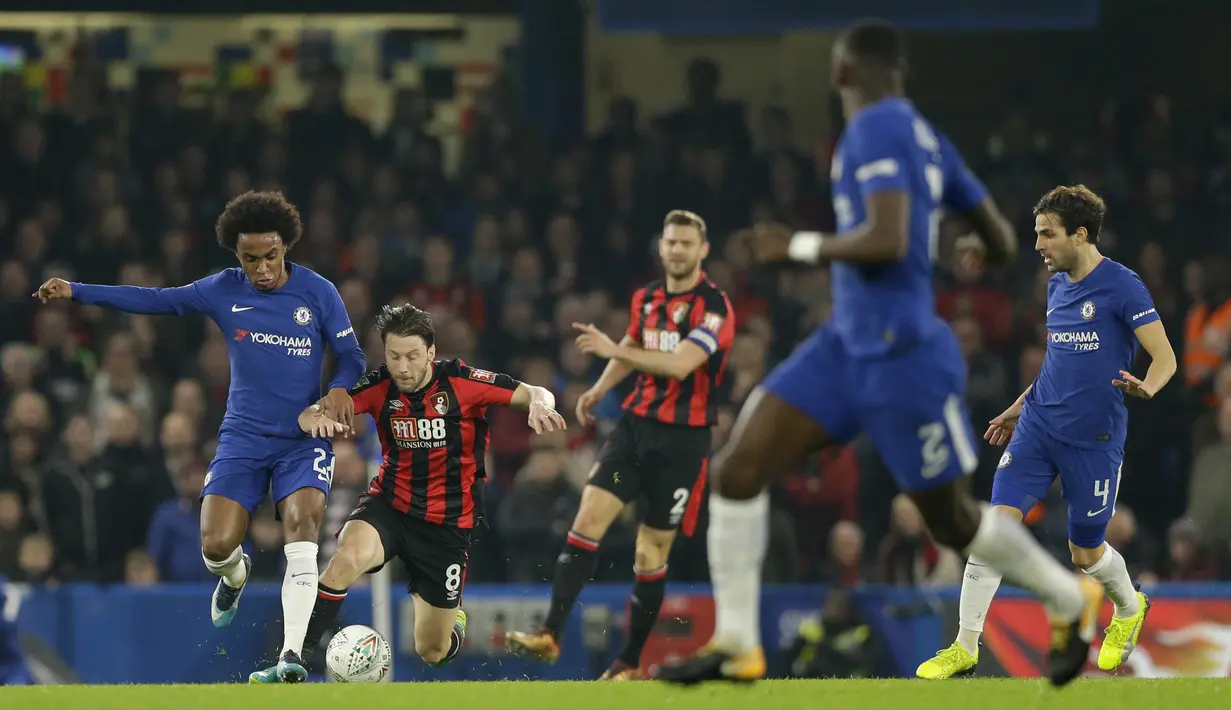 Pemain Chelsea, Willian (kiri) berebut bola dengan pemain Bournemouth, Harry Arter pada laga perempatfinal Piala Liga Inggris di Stamford Bridge stadium, London, (20/12/2017). Chelsea menang 2-1. (AP/Alastair Grant)