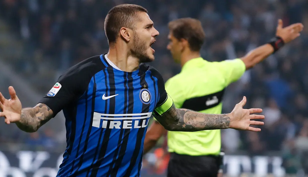 Pemain Inter Milan, Mauro Icardi melakukan selebrasi setelah mencetak gol ke gawang AC Milan pada pekan kedelapan Liga Italia di Stadion Giuseppe Meazza, Minggu (15/10). Gol Inter Milan diborong oleh Icardi, 3-2. (AP/Antonio Calanni)