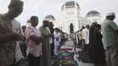 Umat ​​Islam melaksanakan sholat Idul Adha di depan Masjid Agung Al Mashun Medan, Indonesia, Kamis, 29 Juni 2023. Umat Islam di seluruh dunia merayakan Idul Adha atau Hari Raya Kurban dengan menyembelih domba, kambing, sapi dan unta untuk memperingati kesiapan Nabi Ibrahim mengorbankan putranya Ismail atas perintah Allah. (AP Photo/Binsar Bakkara)