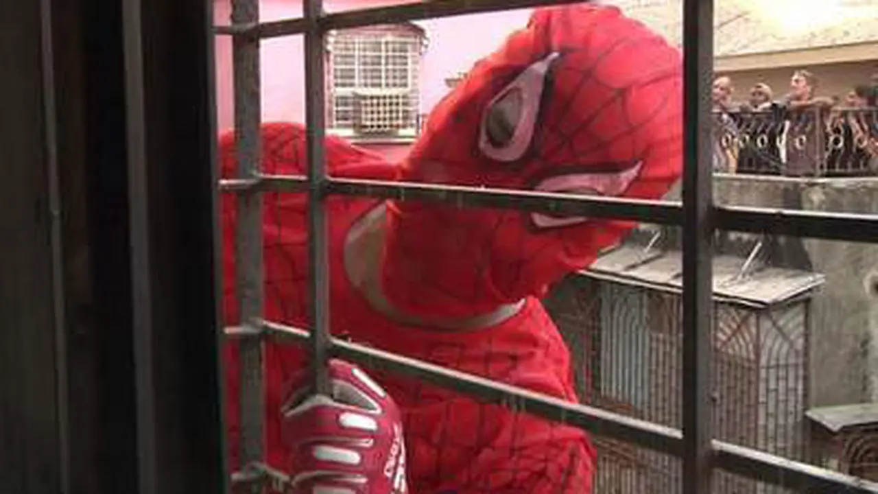 Caleg `Spiderman` Ini Kampanye dari Jendela ke Jendela