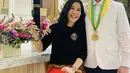 Menghadirkan kesan formal, Veronica Tan padukan sematan bros untuk sempurnakan gayanya. [Foto: Instagram/ Veronica Tan]