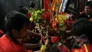 Beberapa warga keturunan Tionghoa merapikan patung dewa jelang perayaan Cap Go Meh di Vihara Dhanagun, Bogor, Jawa Barat, Kamis (5/3/2015). Perayaan Cap Go Meh di Kota Bogor diiringi pesta rakyat. (Liputan6.com/Helmi Fithriansyah)