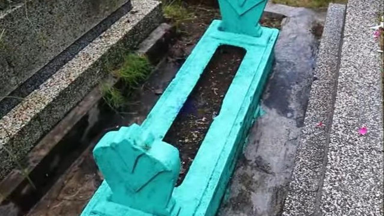 Setelah selesai berdoa dan menaburkan bunga di atas makam, Dendy si perekam video kemudian dikejutkan dengan pernyataan Kunto.