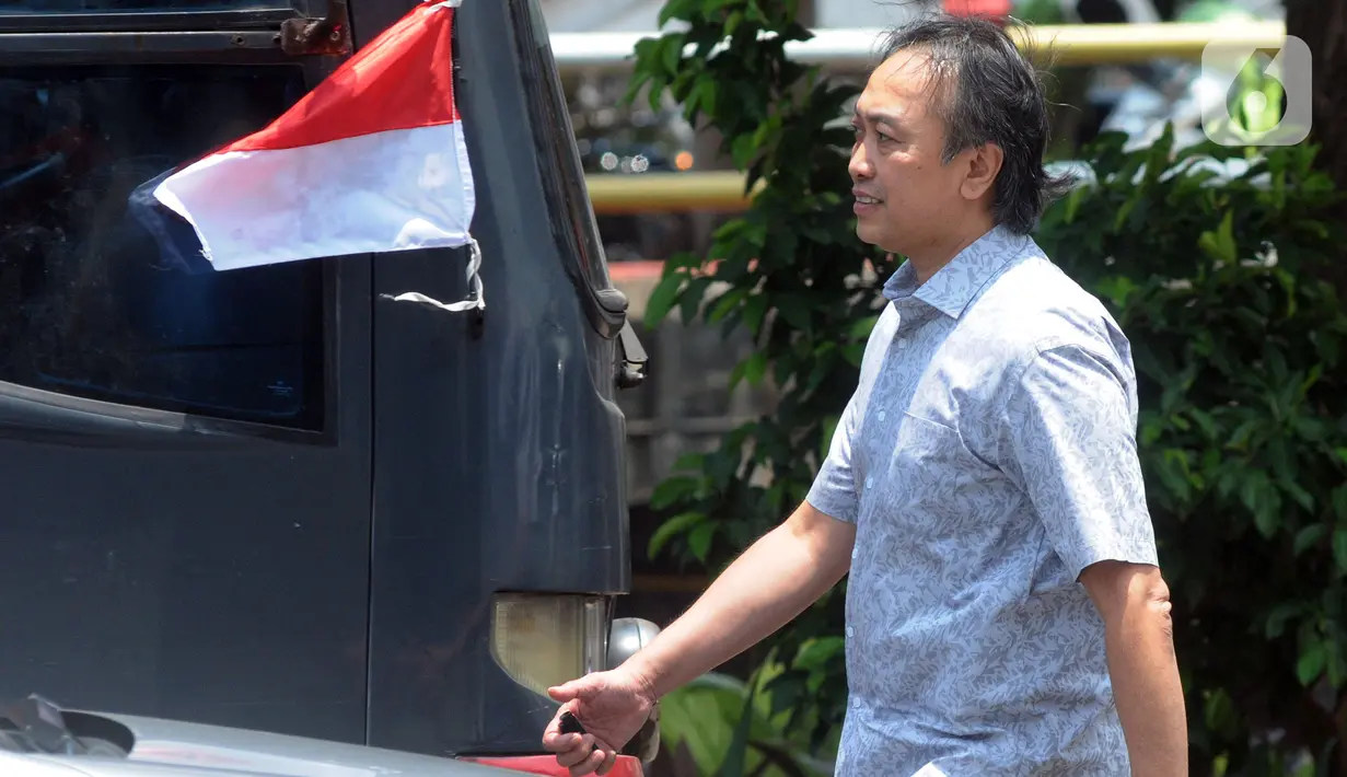 Mantan Pejabat PT Garuda Indonesia (Persero), Heriyanto Agung Putra menghindari awak media usai menjalani pemeriksaan di Gedung KPK, Jakarta, Jumat (4/10/2019). Heriyanto diperiksa terkait kasus suap pengadaan mesin Rolls-Royce PLC untuk pesawat Airbus milik Garuda Indonesia. (merdeka.com/Dwi Narwok