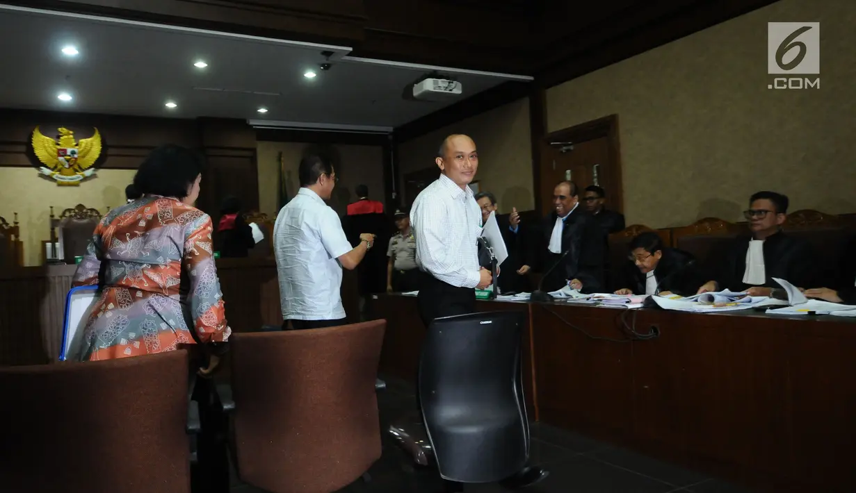 Dirjen Dukcapil Kemendagri, Zudan Arif Fakrulloh (tengah) saat jeda persidangan dugaan korupsi proyek e-KTP dengan terdakwa, Setya Novanto di Pengadilan Tipikor, Jakarta, Senin (29/1). Sidang mendengar keterangan saksi. (Liputan6.com/Helmi Fithriansyah)