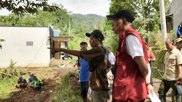Wakil Menteri Sosial (Wamensos) Agus Jabo Priyon tanah longsor di Desa Cibeunying, Kecamatan Majenang, Kabupaten Cilacap, Jawa Tengah.
