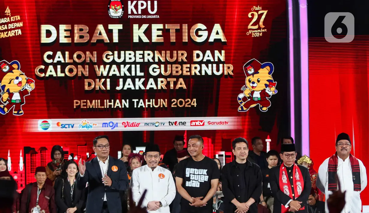Tiga calon gubernur dan calon wakil gubernur, Ridwan Kamil-Suswono, Dharma Pongrekun-Kun Wardana, dan Pramono Anung-Rano Karno berfoto bersama usai mengikuti debat ketiga Pemilihan Kepala Daerah Jakarta 2024 di Golden Ballroom Hotel Sultan Jakarta, Minggu (17/11/2024). (Liputan6.com/Herman Zakharia)