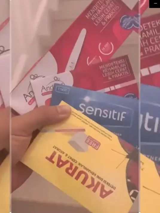 Dalam video singkat yang diunggah, Angga menunjukkan momen ketika membeli banyak alat uji kehamilan untuk sang istri. [Instagram/anggawijaya88]