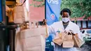 Sukarelawan memindahkan makanan untuk petugas medis ke truk makanan di Stadion Parc des Princes di Paris, 15 April 2020. Paris Saint-Germain Football Club atau PSG  merelakan Parc des Princes untuk dijadikan dapur umum yang menyediakan hingga 1.200 paket makanan gratis dalam sehari. (Xinhua/PSG)