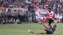 Madura United menjalani laga perdana mereka sebagai tuan rumah saat menghadapi Persiba Balikpapan di Stadion Ahmad Yani, Sumenep, Sabtu (20/2/2016). Kedua tim bermain imbang 1-1. (Bola.com/Vitalis Yogi Trisna)