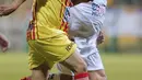 Mantan Penyerang Argentina, Diego Armando Maradona berusaha membawa bola melewati pemain pada laga amal untuk Perdamaian di Techo stadion, Bogota, Kolumbia (10/42015). (REUTERS/John Vizcaino)