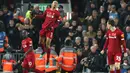 Gelandang Liverpool, Fabinho, berselebrasi setelah mencetak gol pembuka untuk timnya ke gawang Manchester City dalam pertandingan pekan ke-12 Liga Inggris 2019-2020 di Anfield, Minggu (10/11/2019). Liverpool menghabisi Man City dengan skor cukup telak 3-1. (AP/Jon Super)