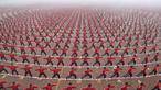 Para siswa beraksi dalam upacara pembukaan tim sepak bola sekolah bela diri Shaolin Tagou di Dengfeng, Provinsi Henan, Tiongkok, (10/11/2015). (Reuters/China Daily). 