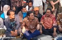 VIDEO: Pramono-Rano Lesehan Duduk di Jalan, Temui Demo Warga Kampung Bayam Bahas Soal Rusun