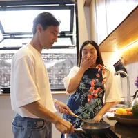 Memasak bersama./Copyright Fimela - Risang Abel