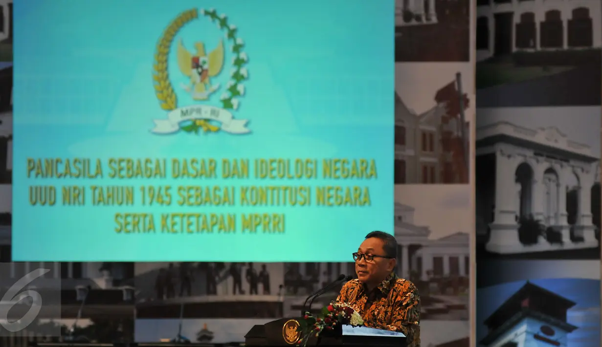 Ketua MPR Zulkifli Hasan memberikan sambutannya di acara Peringatan Hari Konstitusi di Gedung Nusantara IV, Senayan, Jakarta, Kamis (18/8). Sejumlah kegiatan diselenggarakan MPR dalam rangka peringatan Hari Konstitusi.(Liputan6.com/Johan Tallo)