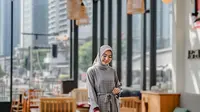 Outfit Gamis Kotak-Kotak Kombinasi Polos dan Tips Memilihnya