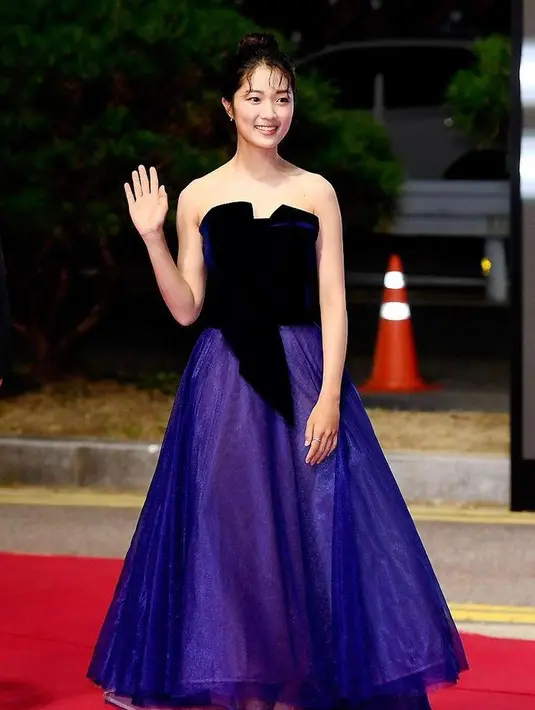 Pemeran Dan-oh dalam drama Korea Extraordinary You, Kim Hye Yoon tampil cantik bak putri dalam balutan gaun bernuansa biru dengan tekstur yang statement!. (Instagram/koreadispatch).