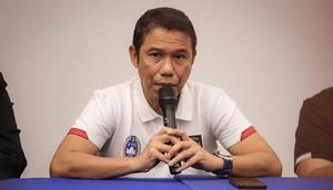 Sekjen PSSI, Yunus Nusi memberikan keterangan saat konferensi pers mengenai kericuhan yang terjadi di Stadion Kanjuruhan, pada Minggu (02/10/2022) di Stadion Madya, Senayan, Jakarta. (Bola.com/Bagaskara Lazuardi)