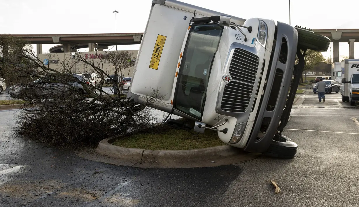 Sebuah truk terguling setelah angin puting beliung menghantam pusat perbelanjaan dekat I-35 dan SH 45 di Round Rock, Texas, Senin (21/3/2022). (Jay Janner/Austin American-Statesman via AP)