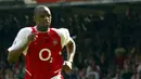 6. Patrick Vieira (Arsenal) - Patrick Vieira merupakan pemain yang sangat berpengaruh di lini tengah di Arsenal pada 1996-2005. Gelandang asal Prancis kelahiran Senegal ini menyumbangkan 3 title Premier League, 4 FA Cup dan 4 Community Shields untuk Arsenal. (AFP/Jim Watson)